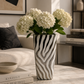 Vaso in Ceramica Effetto Zebrato Bianco e Cromato